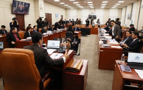 국회 내란 혐의 진상 규명 국정조사특별위원회(국조특위)가 2월 28일 청문회 불출석과 위증 등을 이유로 윤석열 당시 대통령 등에 대한 고발을 야당 단독으로 의결했다. 동아DB