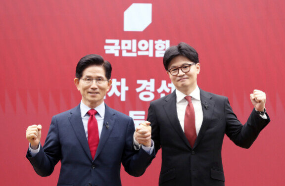 김문수 국민의힘 경선 후보가 23일 서울 영등포구 중앙당사에서 열린 제21대 대통령 후보자 선출을 위한 2차 경선 토론회 언론간담회에서 1:1 맞수 토론 상대로 한동훈 후보를 선택한 뒤 자세를 취하고 있다. 국회사진기자단
