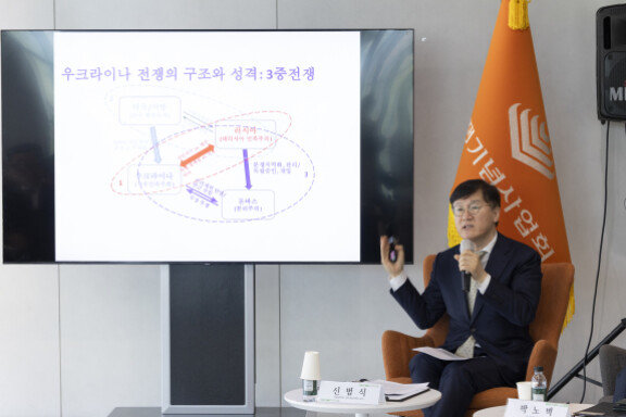 제8회 KWO 나지포럼의 주제발표를 맡은 신범식 서울대 정치외교학부 교수.  홍중식 기자