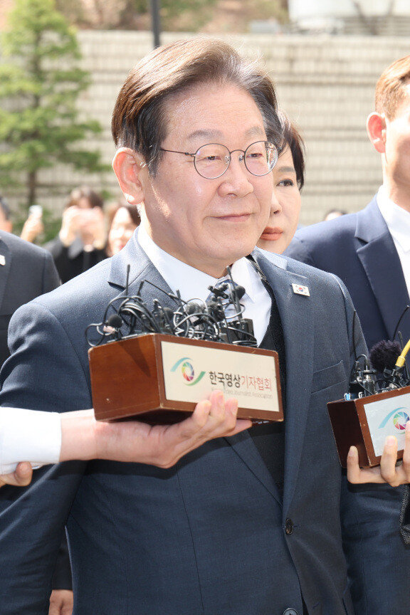 3월 26일 이재명 당시 더불어민주당 대표가 서울 서초구 서울고등법원에서 열린 공직선거법 위반 혐의 항소심 선고 공판에 출석하고 있다. 뉴스1 