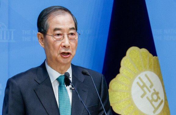 한덕수 전 국무총리가 2일 오전 서울 여의도 국회 소통관에서 '국민께 드리는 약속'을 주제로 제21대 대통령 선거 출마를 선언하고 있다. 뉴스1