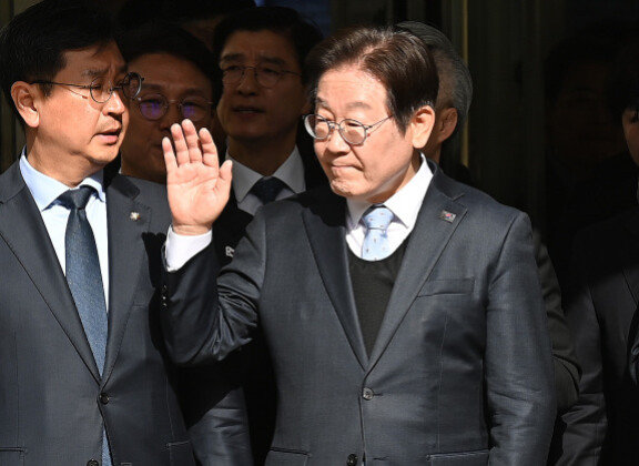 공직선거법 위반 항소심에서 무죄를 선고받은 이재명 더불어민주당 대표가 3월 26일 오후 서울 서초구 서울고등법원에서 열린 공판을 마친 뒤 지지자들을 향해 인사를 하고 있다.  공동취재단