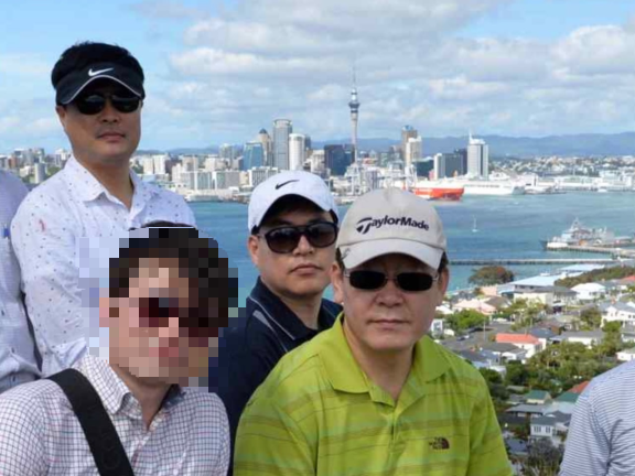 2015년 1월 당시 성남시장이던 더불어민주당 이재명 대선 후보(오른쪽)가 뉴질랜드에서 찍은 사진. 유동규 전 성남도시개발공사 사장 직무대리(이 후보 왼쪽), 김문기 전 성남도시개발공사 개발1처장(왼쪽 서 있는 사람)의 모습이 보인다. 이기인  개혁신당 최고위원 제공