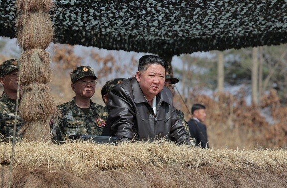 김정은 북한 국무위원장은 4월 4일 윤석열 전 대통령 파면 직후 조선인민군 특수작전부대들의 훈련기지를 방문하고 종합훈련을 지도했다고 북한 ‘노동신문’이 보도했다. 평양 노동신문=뉴스1