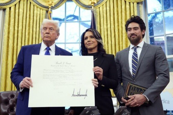 2월 11일(현지 시간) 도널드 트럼프 대통령이 미국 국가정보국장으로 임명한 털시 개버드(가운데). 뉴시스