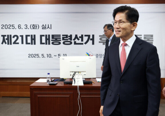 김문수 국민의힘 대선 후보가 11일 오전 경기 과천 중앙선거관리위원회에서 제21대 대통령 선거 후보자 등록을 마친 후 선관위 관계자들을 격려하고 있다. 뉴스1