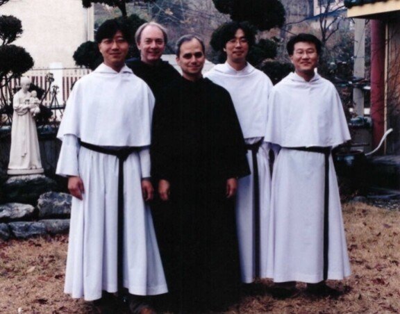 레오 14세 교황(가운데)이 2002년 한국을 방문해 이기훈 신부(오른쪽에서 두 번째)와 함께 촬영한 사진.성 아우구스티노 수도회 한국지부