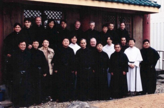 레오 14세 교황이 2002년 성 아우구스티노 수도회 총장 신분으로 한국을 방문해 인천 전동수도원에서 수도자들과 함께 기념사진을 촬영하고 있다. 성 아우구스티노 수도회 한국지부