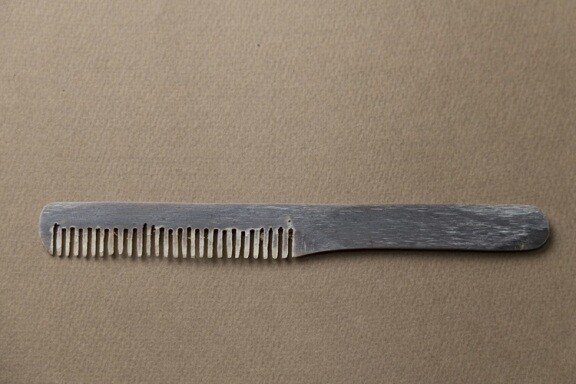 심놓이빗: 활채에 쇠심줄을 붙일 때 사용하는 뿔로 만든 빗. 부천활박물관