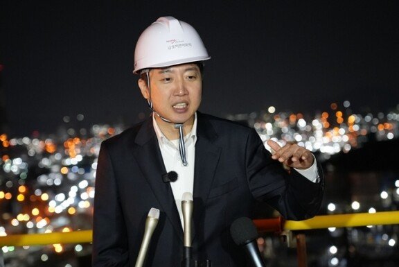 이준석 개혁신당 후보가 공식 선거운동이 시작된 5월 12일 전남 여수 국가산업단지를 찾았다. 뉴스1