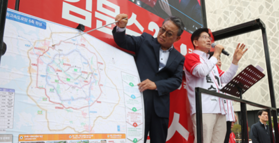 김문수 국민의힘 대선후보가 5월 16일 경기 화성시 동탄역에서 열린 유세에서 시민들에게 GTX 확장 공약을 설명하고 있다. 동아DB