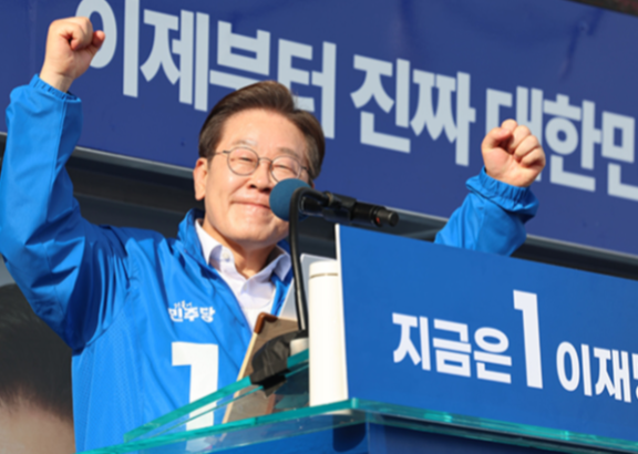 이재명 더불어민주당 대선후보가 5월 14일 경남 통영시 강구안 문화마당 인근에서 열린 유세에서 지지자들에게 인사하고 있다. 뉴시스