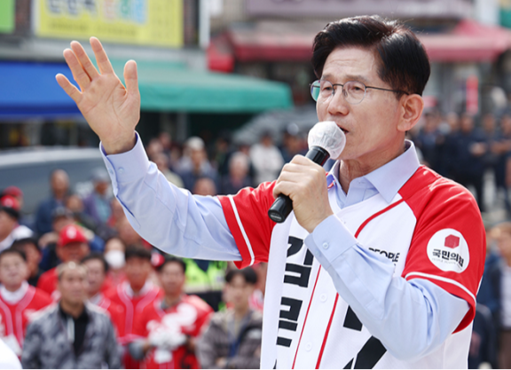 김문수 국민의힘 대선후보가 5월 14일 경남 밀양 내일동 밀양 관아지 앞을 찾아 유세를 하고 있다. 사진공동취재