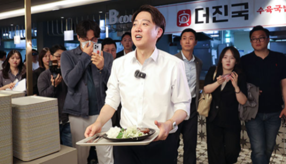 이준석 개혁신당 대통령 후보가 5월 13일 대구 북구 경북대를 찾아 학생들과 점심 식사를 하기 위해 자리로 향하고 있다. 뉴스1