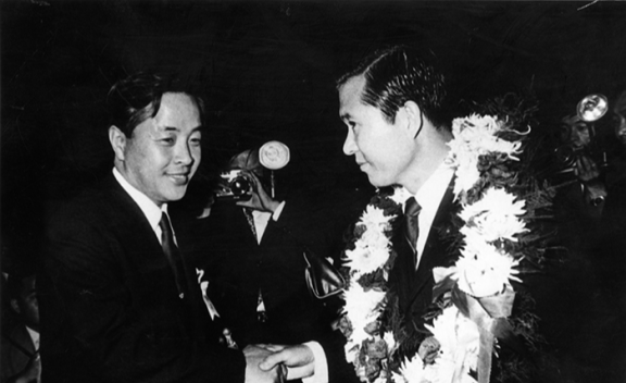 1970년 9월 신민당 전당대회에서 ‘40대 기수론’을 주창한 김영삼 전 대통령에게 역전승하고 당시 신민당 대통령 후보가 된 김대중 전 대통령이 축하 인사를 받고 있다. 동아DB