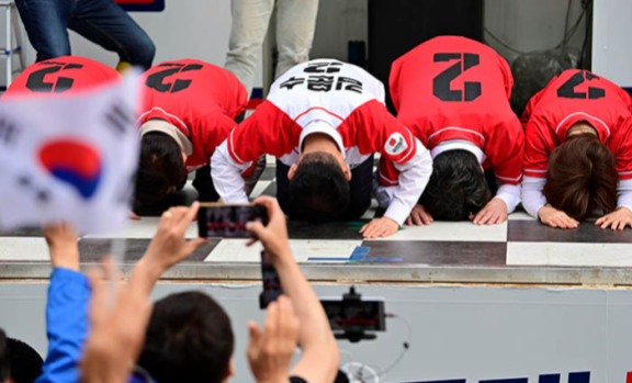 김문수 국민의힘 대선후보가 5월 13일 부산 중구 자갈치시장에서 유세를 하던 중 큰절을 하고 있다. 동아DB