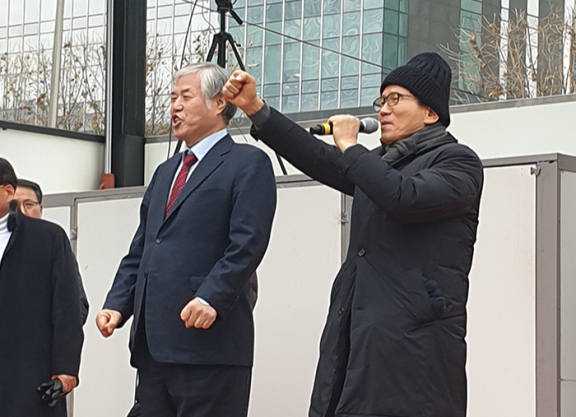 2020년 1월 2일 서울 서초동 서울중앙지법 앞에서 전광훈 사랑제일교회 목사가 김문수 국민의힘 대선후보와 함께 기독교 단체 회원과 자유연대 등 보수 계열 지지자에게 무대 인사를 하고 있다. 뉴스1