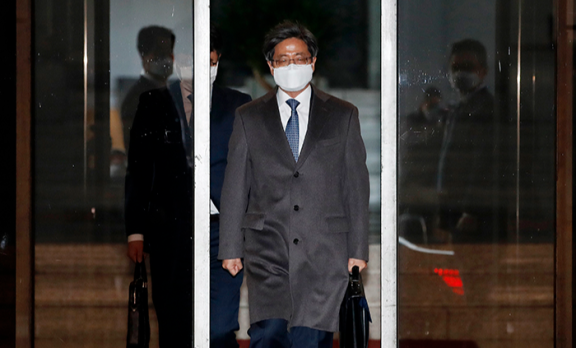 2021년 2월 19일 김명수 당시 대법원장이 서울 서초구 대법원 청사를 나서고 있다. 김 대법원장은 이날 법원 내부 통신망 코트넷에서 ‘국민과 법원 가족 여러분께 드리는 말씀’으로 시작하는 글을 통해 임성근 부산고법 부장판사 탄핵과 관련한 거짓 해명을 공식 사과했다. 뉴스1