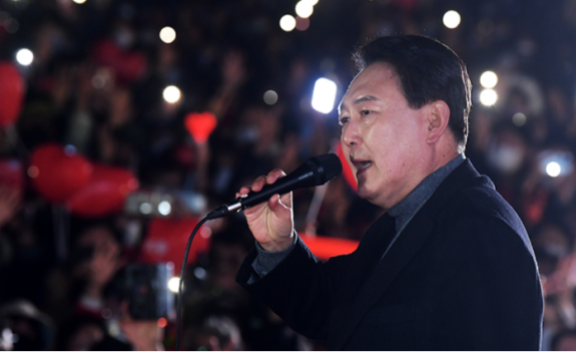 2022년 3·9대선 당시 대선후보 출사표를 던진 12명 가운데 법조인이 7명, 법대 출신까지 더하면 11명에 달했다. 사진은 그해 3월 8일 오후 중구 서울광장에서 윤석열 당시 국민의힘 대선후보가 유세하는 모습. 뉴스1