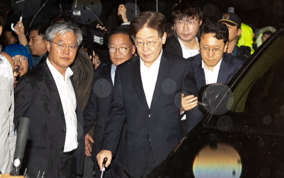 2023년 9월 27일 백현동 개발 특혜와 쌍방울 대북 송금 의혹을 받는 이재명 당시 더불어민주당 대표가 경기 의왕시 서울구치소를 나서고 있다. 서울중앙지법 유창훈 영장 전담 부장판사는 이날 특정범죄가중처벌법 위반(뇌물) 등 혐의를 받는 이 대표에 대한 구속영장을 기각했다고 밝혔다. 뉴스1