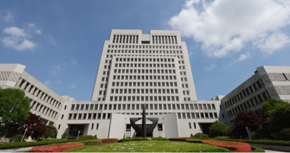 5월 1일 대법원이 이재명 더불어민주당 대선후보에 대한 사건을 파기환송 결정하자 민주당이 반발하며 조희대 대법원장에 대한 청문회 및 탄핵 등의 조치를 예고했다. 사진은 서울 서초구 대법원 청사 전경. 뉴스1