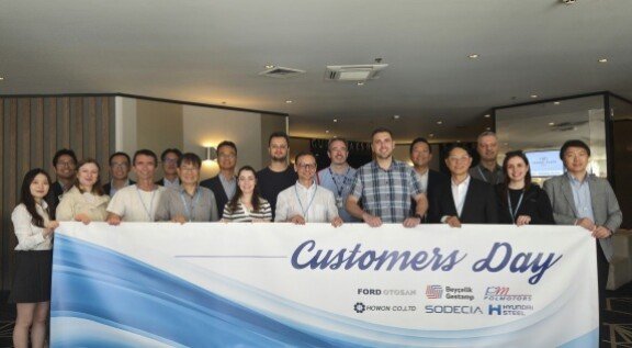 현대제철과 글로벌 고객사 임직원들이 5월 18일 커스터머스 데이(Customers Day) 행사에서 단체로 기념 촬영을 하는 모습. 현대제철