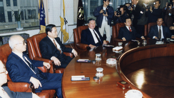 전국경제인연합회(현 한국경제인협회)는 1994년 1월 11일 정례회장단 회의를 열어 제2이동통신사업자 선정 방법 및 규제 완화 방안 등을 다각적으로 논의했다. 동아DB