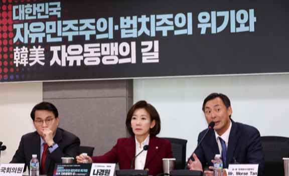 3월 6일 서울 여의도 국회 의원회관에서 열린 ‘대한민국 자유민주주의·법치주의 위기와 한미 자유동맹의 길’ 세미나에서 모스 탄(오른쪽) 전 미국 국제형사사법 대사가 발언하고 있다. 뉴시스