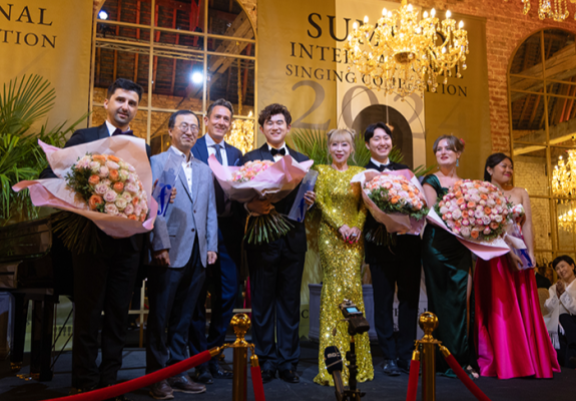 2024년 7월 12일(현지 시간) 프랑스 루아르 지방의 고성(古城) ‘샤토 드 라 페르테 엥보(Chateau de La Ferte-Imbault)’에서 열린 ‘제1회 조수미 국제 성악 콩쿠르’에서 소프라노 조수미(왼쪽 다섯 번째)가 초대 우승 지하오 리(왼쪽 네 번째)와 2위 조르주 비르반(맨 왼쪽), 3위 이기업(왼쪽 여섯 번째), 특별상을 수상한 줄리엣 타키노(왼쪽 일곱 번째) 등과 기념 촬영을 하고 있다. 뉴스1