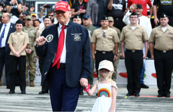 도널드 트럼프 미국 대통령이 2월 16일(현지 시간) 미국 플로리다주 데이토나 비치에서 열린 자동차 경주 대회 ‘데이토나 500’에 MAGA 모자를 쓰고 참석하고 있다. 뉴시스