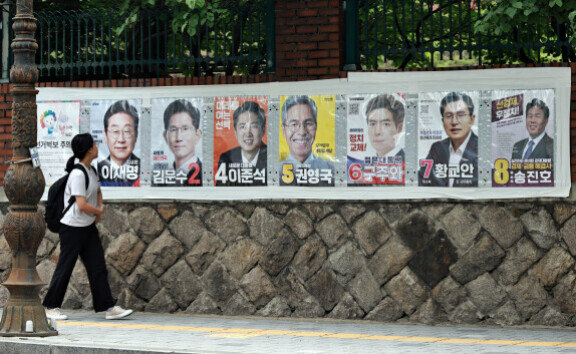 한 시민이 6‧3대선에 출마한 후보들의 포스터를 바라보고 있다. 동아DB