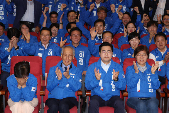 윤여준·박찬대 더불어민주당 상임 총괄선대위원장을 비롯한 공동선대위원장들이 6월 3일 서울 여의도 국회 의원회관에 마련된 21대 대선 개표 상황실에서 출구조사 결과에 기뻐하고 있다. 뉴스1