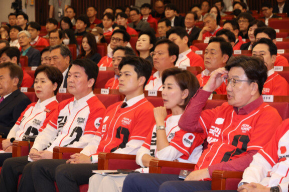 김용태 국민의힘 비상대책위원장을 비롯한 국민의힘 의원들이 6월 3일 서울 여의도 국회 도서관에 마련된 21대 선 개표상황실에서 출구조사 결과를 지켜보고 있다. 뉴스1