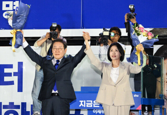 이재명 대통령(왼쪽)과 김혜경 여사가 6월 4일 서울 여의도 국회 앞 무대에 올라 지지자들에게 인사하고 있다. 뉴스1