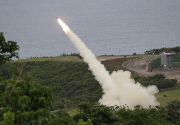 5월 12일 대만군이 남부 핑둥현에서 미국산 ‘고속기동포병로켓시스템(HIMARS)’을 이용해 로켓을 발사하고 있다. 대만은 중국의 군사 위협에 맞서 지난해 10월 HIMARS를 배치해 이날 최초로 실사격 훈련을 진행했다. AP·뉴시스