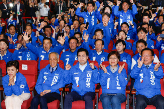6월 3일 오후 서울 여의도 국회의원회관 개표상황실에서 제21대 대통령 선거 출구조사 결과가 발표되자 박찬대, 윤여준 더불어민주당 상임총괄선대위원장 등이 손뼉 치고 있다. 동아DB