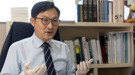 배수호 성균관대 국정전문대학원 교수가 4월 30일 서울 종로구 성균관대 연구실에서 산림계 기록물에 대해 설명하고 있다. 지호영 기자