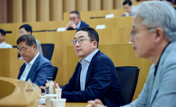 구광모 LG그룹 회장(가운데)이 2024년 9월 25일 경기 이천시 LG인화원에서 열린 사장단 워크숍에 신학철 LG화학 부회장(왼쪽), 권봉석 LG 부회장(오른쪽) 등과 참석했다. ㈜LG