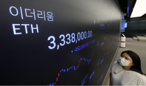 2024년 8월 5일 서울 강남구 업비트라운지에 설치된 패드에 이더리움 시세가 표시돼 있다. 동아DB