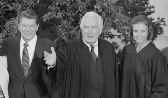 레이건 대통령, 워런 버거 대법원장, 새로 임명된 대법관 샌드라 데이 오코너가 1981년 9월 25일 임명식 직후 대법원에서 포즈를 취하고 있다. Gettyimage