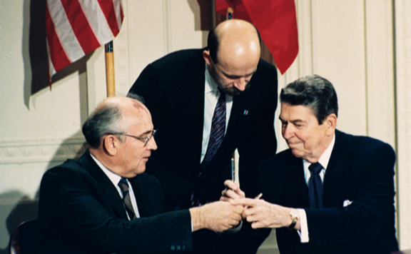 1987년 12월 8일 미국 워싱턴 백악관에서 열린 중거리핵전력(INF) 조약 서명식에서 레이건 대통령(오른쪽)과 미하일 고르바초프 소련 대통령이 펜을 교환하고 있다. 뉴시스