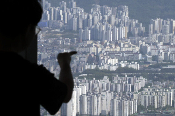한국부동산원의 전국 주간 아파트 가격 동향 조사 결과 6월 첫 주 서울의 아파트 매매가격이 강남 3구(강남·서초·송파) 등 선호 지역을 중심으로 18주 연속 상승세를 이어갔다. 사진은 서울 시내 아파트 전경. 뉴시스