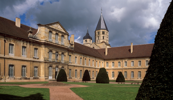 프랑스 베네딕도회 수사 12명이 910년 로마네스코 양식으로 지은 클뤼니 대수도원. Gettyimage