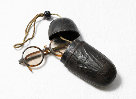 종이를 여러 겹 겹쳐 모양을 만들고 난초 모양의 종이를 붙여 멋을 낸 조선 말기 종이 안경집. 옻칠로 마무리해 단단함을 더했다.