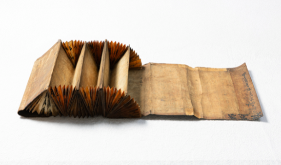 큰 문서나 서신을 보관했던 종이 지갑으로 촘촘한 주름이 특징이다. 양면 모두 사용할 수 있다.