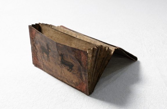 종이 지갑으로 한지를 겹붙이고 옻칠을 입혀 튼튼하게 만들었다. 조선 말기 문서나 서류 등을 넣는 휴대용 지갑으로 사용했다. 앞부분의 사슴 장식이 특징이다.