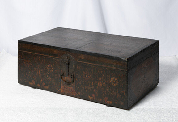 초화문 종이함 수집품. 나무틀에 한지를 잘라 붙이는 전지 기법으로 제작한 조선 말기 종이함이다.