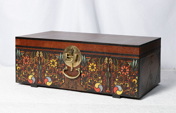 초화문 종이함 복원품. 위 수집품을 바탕으로 복원한 작품.