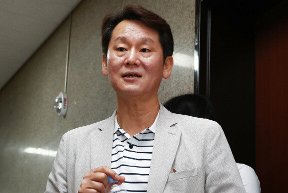 권혁기 더불어민주당 당대표 정무기획실장이  2024년 8월 22일 서울 여의도 국회에서 이재명 대표의 코로나19 확진 관련 브리핑을 하고 있다. 뉴스1
