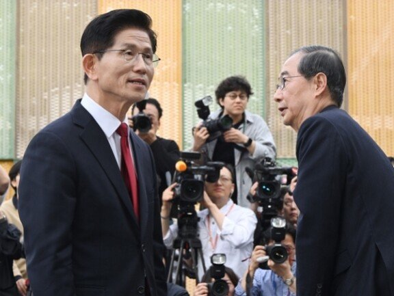 김문수 전 고용노동부 장관과 한덕수 전 국무총리는 5월 8일 국회 사랑재에서 만나 대선후보 단일화를 위한 회담을 했지만 끝내 단일화는 무산됐다. 동아DB